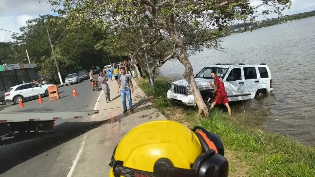 Carro cai na lagoa central de Lagoa Santa após confusão com pedais