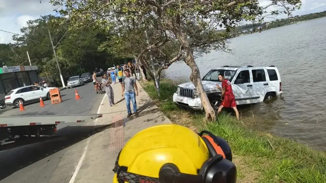 Carro cai na lagoa central de Lagoa Santa após confusão com pedais