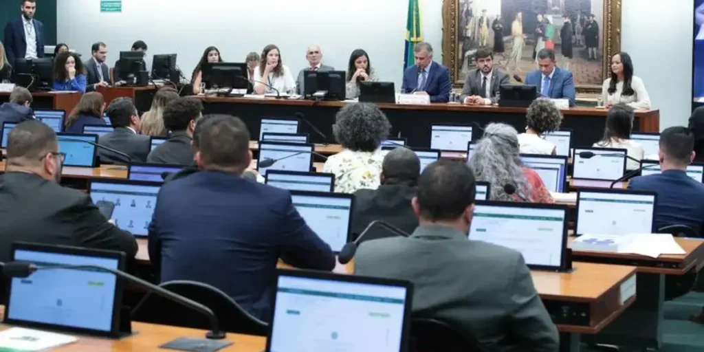 CCJ da Câmara adia debate sobre PEC de redução da maioridade penal