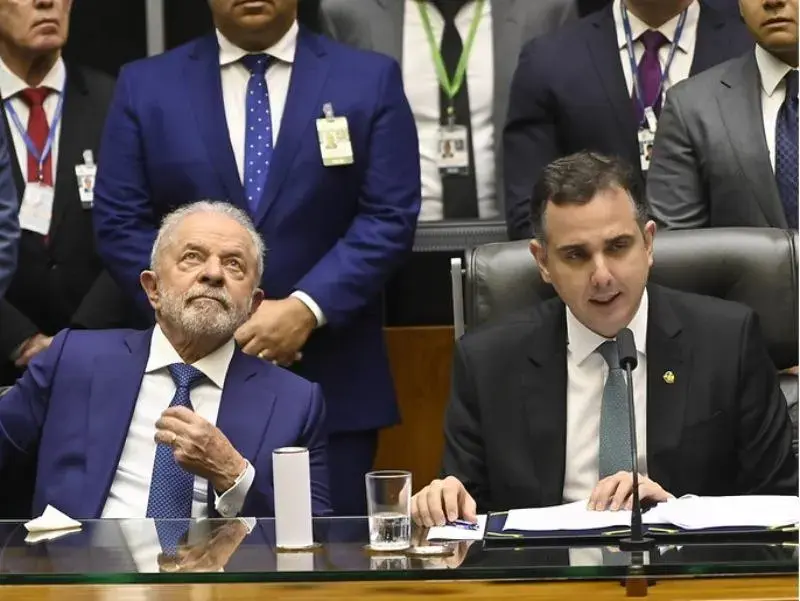 Desvendando os bastidores da política: O último a saber Desvendando os bastidores da política: O último a saber