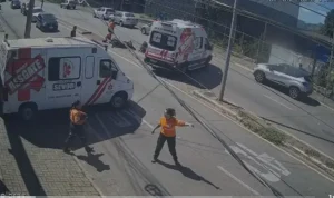 Dois motociclistas ficam feridos em acidente em frente ao Sevor em João Monlevade