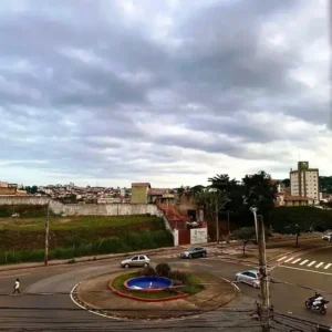 Domingo com céu nublado e temperaturas agradáveis em BH e região