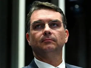 Encontro às Escuras: Reflexões sobre a Necessidade da Política
