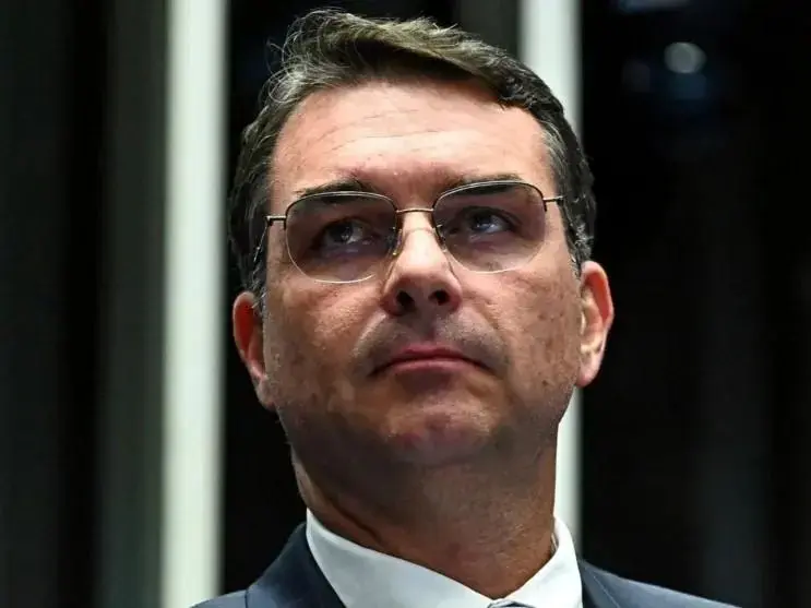 Encontro às Escuras: Reflexões sobre a Necessidade da Política