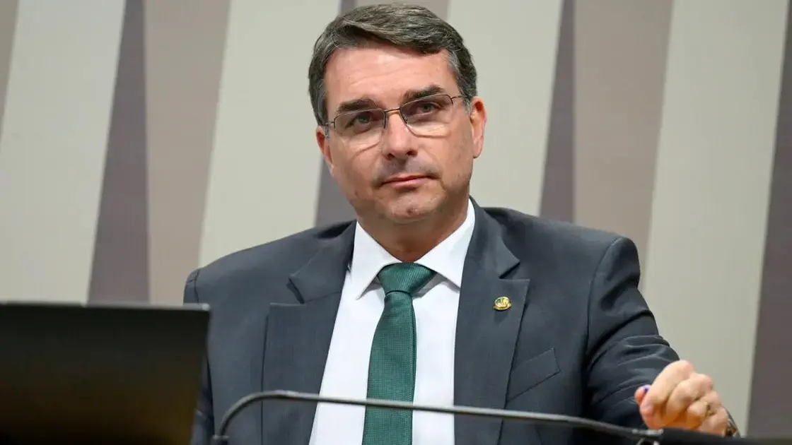 Entenda a influência de Flávio Bolsonaro na política atual
