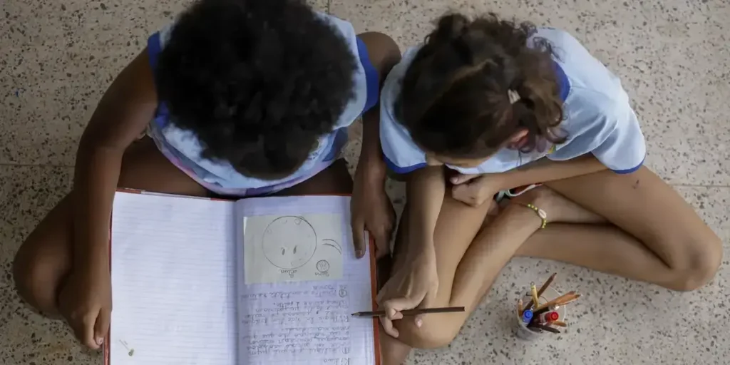 Estudo revela que 50% dos estudantes não percebem debates antirracistas nas escolas