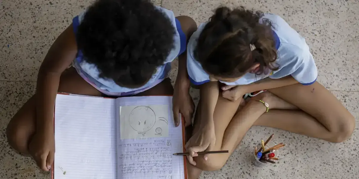 Estudo revela que 50% dos estudantes não percebem debates antirracistas nas escolas