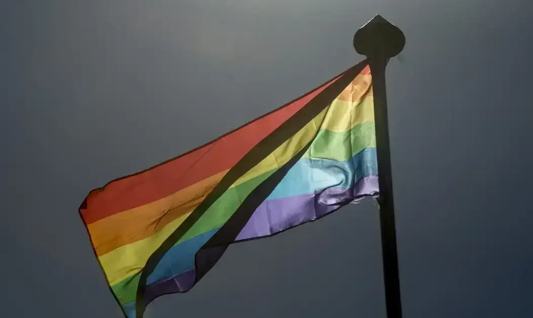 Estudo revela que discriminação LGBT+ no trabalho gera R$ 94,4 bilhões em perdas ao Brasil