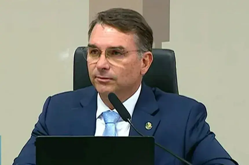 Flávio Bolsonaro cobra explicações de Lula sobre conselho a Vorcaro Flávio Bolsonaro cobra explicações de Lula sobre conselho a Vorcaro