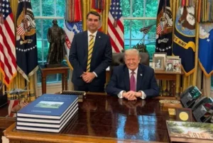 Flávio Bolsonaro tem encontro significativo com Donald Trump