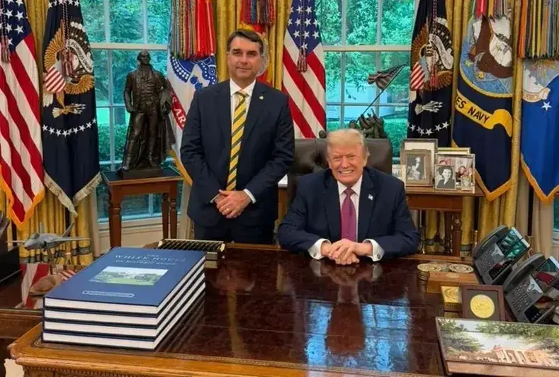 Flávio Bolsonaro tem encontro significativo com Donald Trump