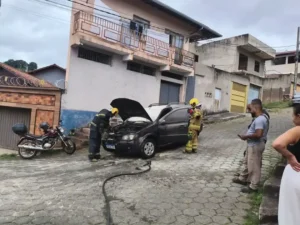 Incêndio destrói motor de veículo no bairro Juca Rosa em Itabira