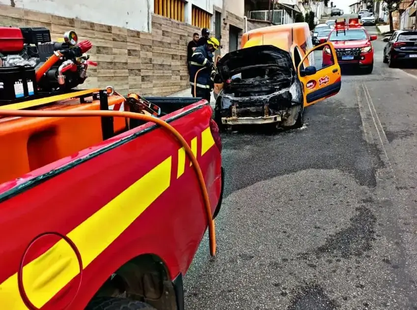 Incêndio em Fiat Fiorino é controlado pelo Corpo de Bombeiros em João Monlevade
