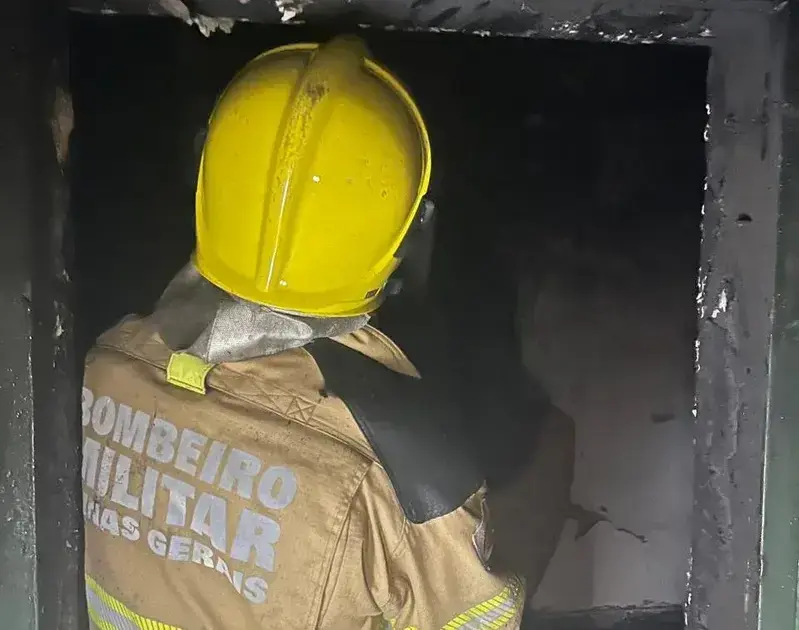 Incêndio em residência causa destruição em Bela Vista de Minas