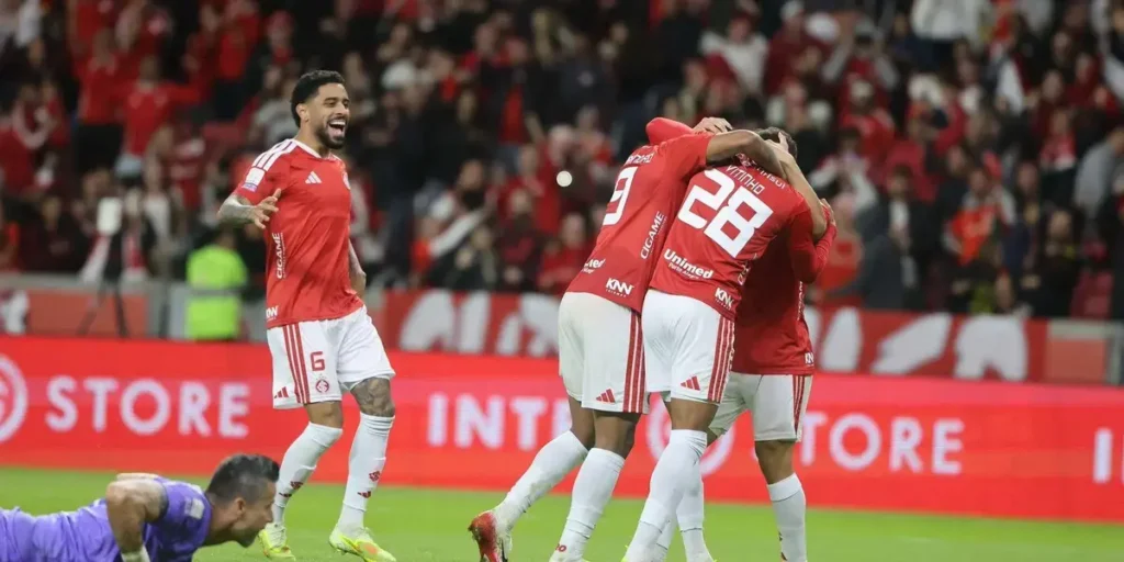 Internacional vence Fluminense por 2 a 0 e se distancia do rebaixamento