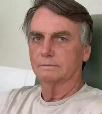 Jair Bolsonaro realiza cirurgia no ombro e se recupera em Brasília