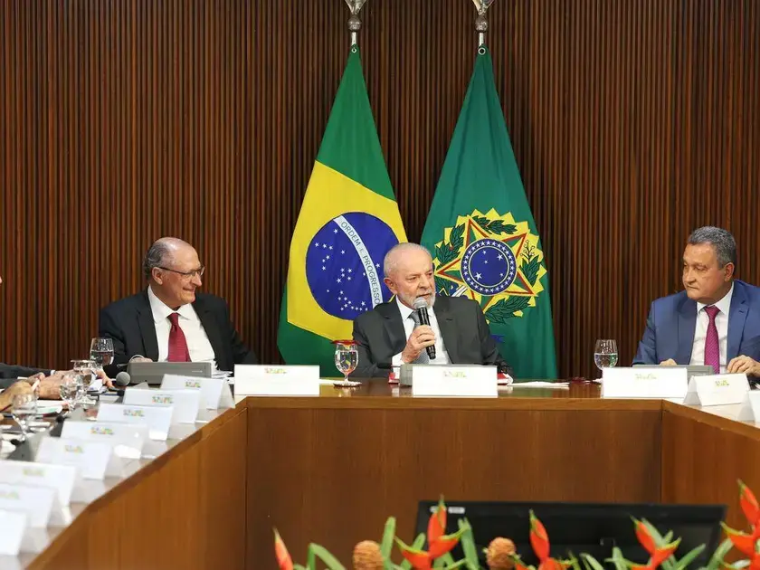 Lula apresenta novo ministério em reunião em Brasília Lula apresenta novo ministério em reunião em Brasília