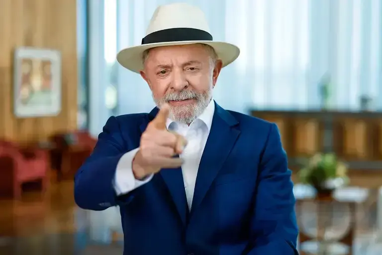 Lula propõe fim da jornada 6x1 e destaca ações contra endividamento