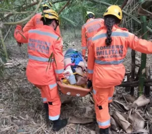 Mulher é resgatada por bombeiros em local de difícil acesso no Rio Tijuco