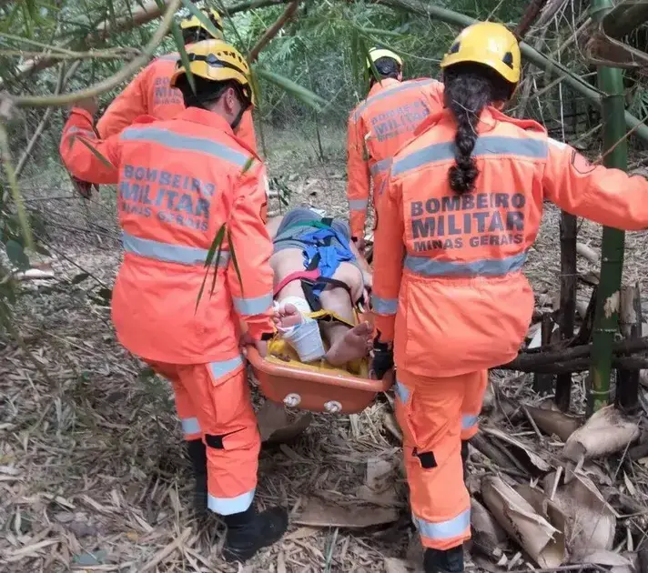 Mulher é resgatada por bombeiros em local de difícil acesso no Rio Tijuco