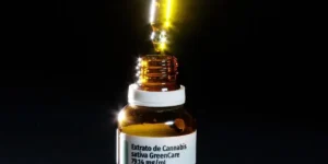 Mulheres de 45 a 64 anos dominam o uso de cannabis medicinal no Brasil