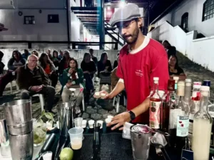 Oficina de Drinks celebra tradições no Festival da Cultura Tropeira em Ipoema
