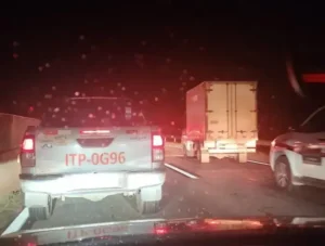Pane mecânica interdita faixa da direita no Km-411 em Caeté