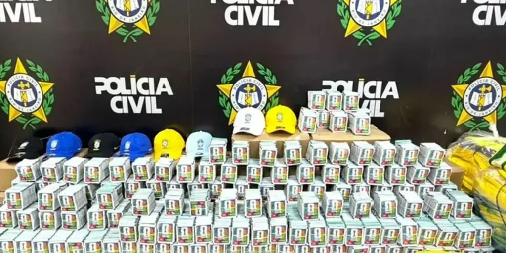 RJ: Polícia Civil apreende 200 mil figurinhas falsificadas da Copa 2026
