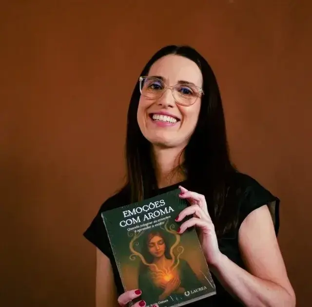 Tatiane Assis Gomes lança o livro "Emoções com Aroma" em Itabira