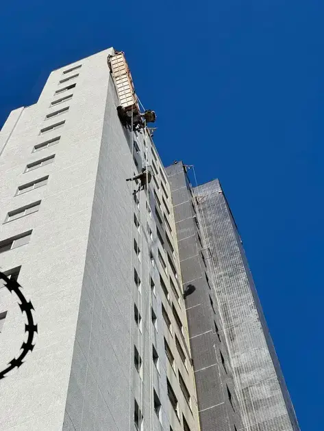 Três trabalhadores resgatados após andaime se romper em Belo Horizonte
