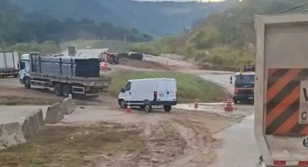 Acidente com carreta de combustível interdita BR-381 em Antônio Dias