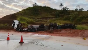Acidente em Antônio Dias: Carreta bitrem tomba e combustíveis vazam no riacho