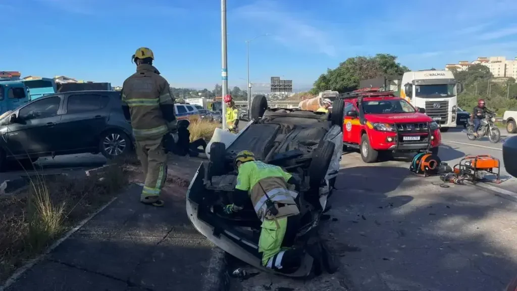 Acidente grave: carro de aplicativo capota na MG-010 em Belo Horizonte