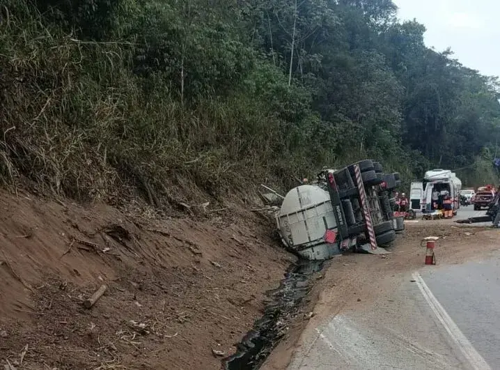 Acidente na BR-381: Carreta tomba e motorista fica preso em Belo Oriente