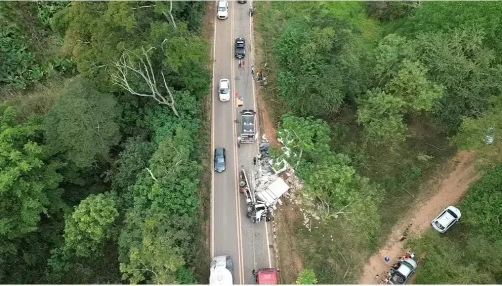 Acidente na MGC-120: caminhão tomba em colisão e deixa duas vítimas fatais