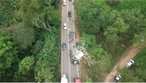 Acidente na MGC-120: caminhão tomba em colisão e deixa duas vítimas fatais