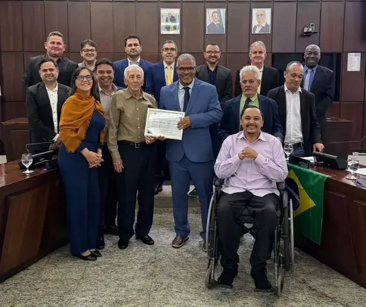 Câmara de Monlevade homenageia relojoeiro ‘Nozinho’ por 60 anos de serviço