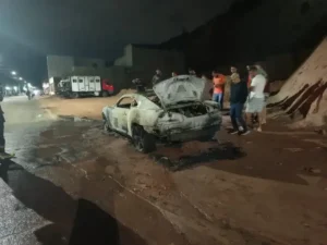Camaro pega fogo em Timóteo e causa grande mobilização de bombeiros