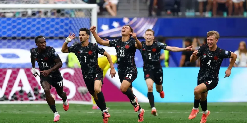 Canadá avança às oitavas da Copa com gol no último minuto contra África do Sul