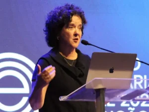 Carla Madeira utiliza a linguagem como ferramenta para enfrentar a realidade Carla Madeira utiliza a linguagem como ferramenta para enfrentar a realidade