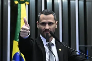 Cleitinho mantém mistério sobre candidatura e busca preservar o encanto