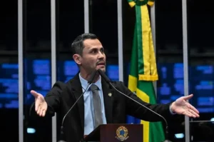 Cleitinho se destaca ao apoiar Michelle em novo discurso