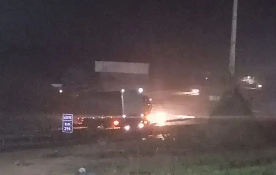 Colisão entre carreta e carro provoca fechamento total da BR-381 em MG