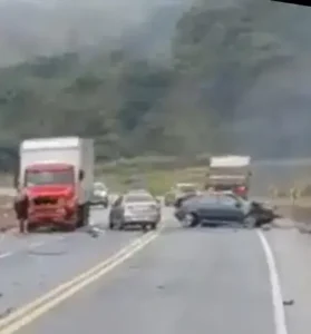 Colisão na BR-381 entre carro, moto e caminhão resulta em morte Colisão na BR-381 entre carro, moto e caminhão resulta em morte