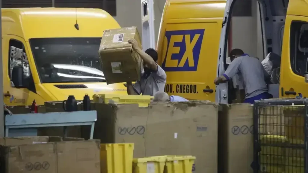 Crise financeira nos Correios leva carteiros a entregas de chinelos