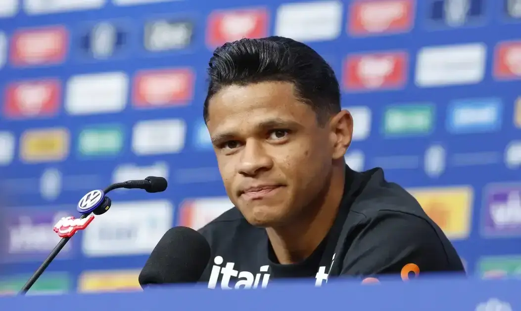 Douglas Santos detalha tática de apoio a Vini Jr sob comando de Ancelotti