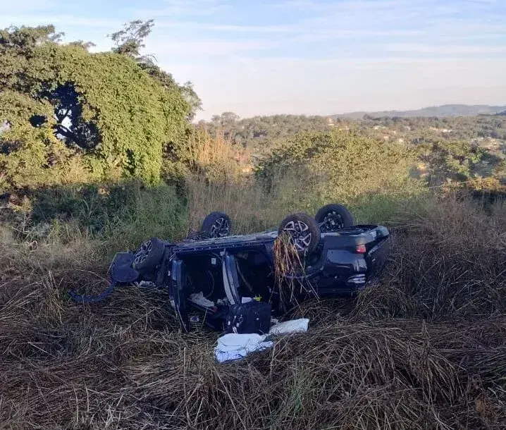 Duas pessoas feridas em capotamento na BR-040 em Sete Lagoas