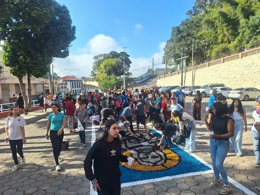 Fiéis de Itabira se reúnem para celebrar Corpus Christi com tapetes coloridos