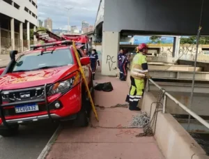 Homem resgatado após queda de viaduto no Ribeirão Arrudas em BH