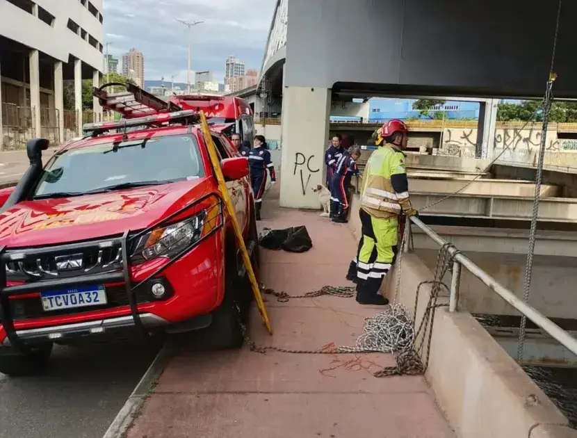 Homem resgatado após queda de viaduto no Ribeirão Arrudas em BH